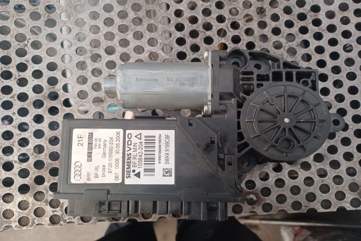 Motoras macara geam fata stanga 0130821765 Audi A4 B7 [2004 - 2008] A