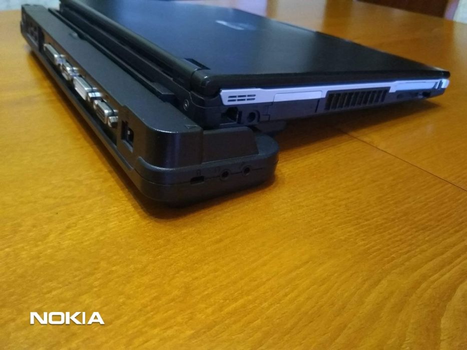 Лаптоп Fujitsu Siemens с докинг станция, безжична мишка и чанта Golla