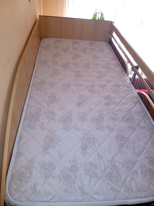 Pat supraetajat cu birou si dulap