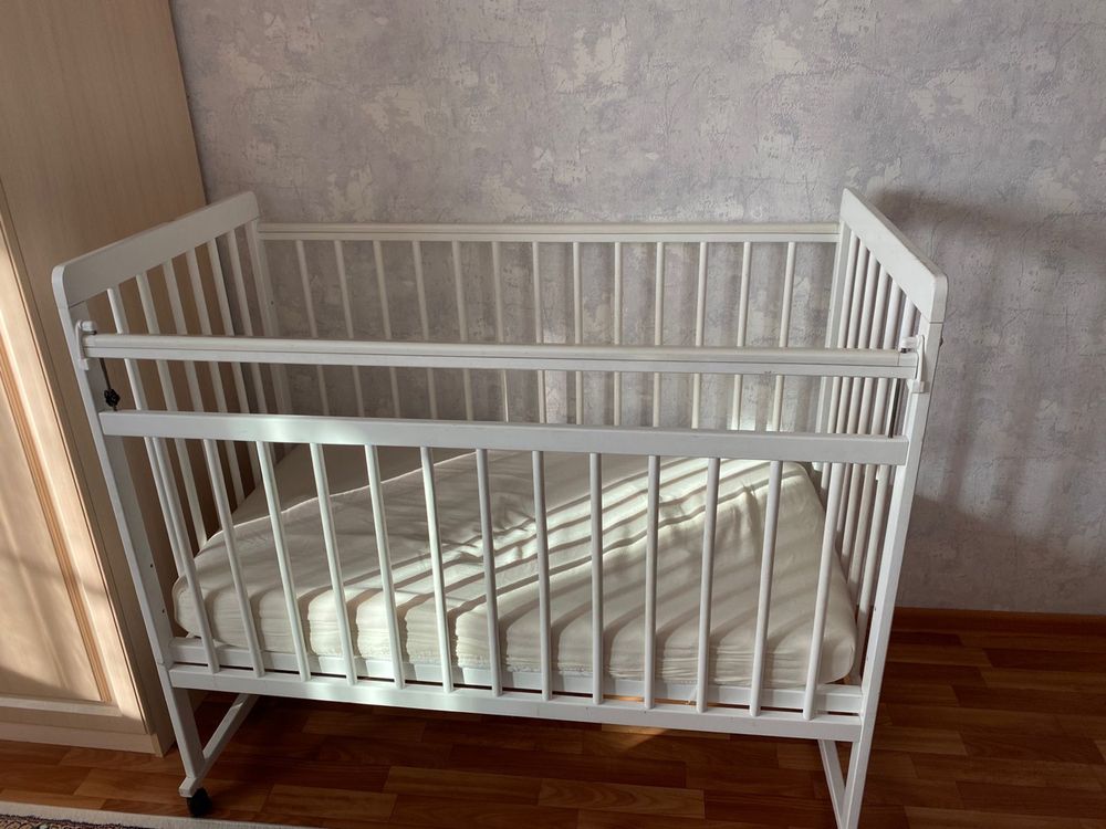 Продам детскую кровать (0-3 года) с матрасом