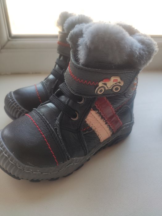 Продам новые сапожки детские