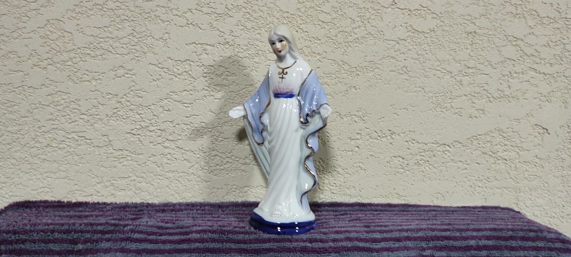 Дева Мария статуэтка фарфоровая высота 15си.