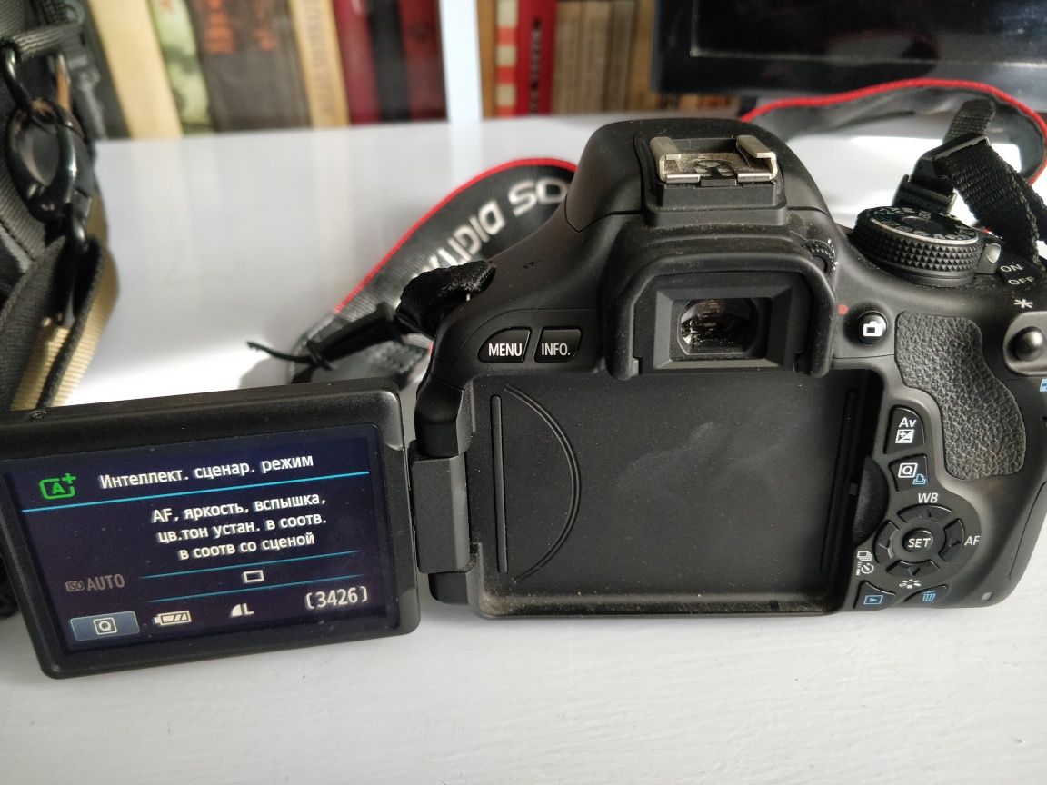 Продам фотокамеру canon eos rebel t3i.