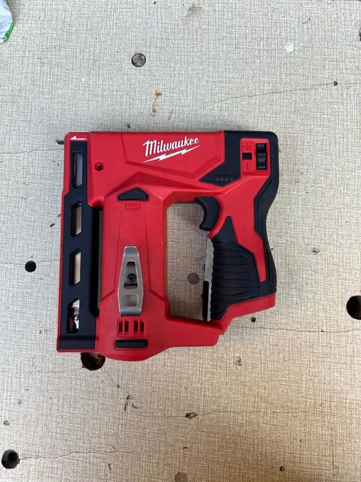 Capsator pe acumulator Milwaukee M12 BST