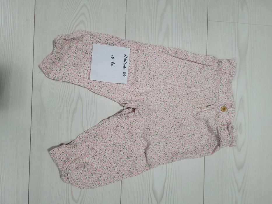 Vand haine mărimea 80,preț pe bucata
Nu asigur transport