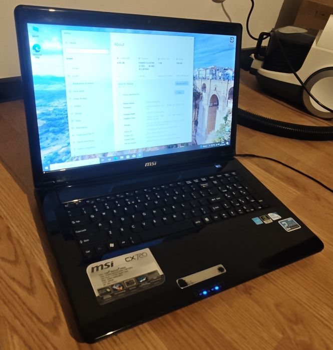 MSI 17.3 inch, intel i5, 2 GPU, 2 harduri, 4 GB ram