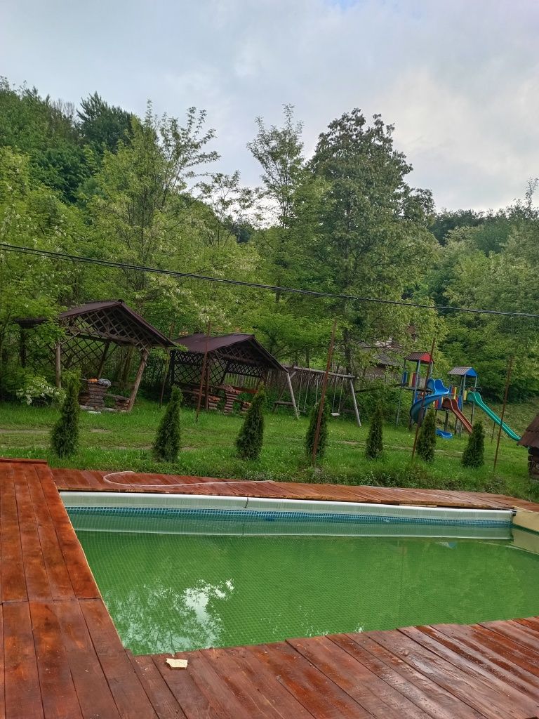 Cabană de închiriat cu ciubar și piscină