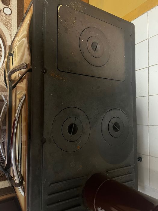 Продавам Готварска печка на твърдо гориво