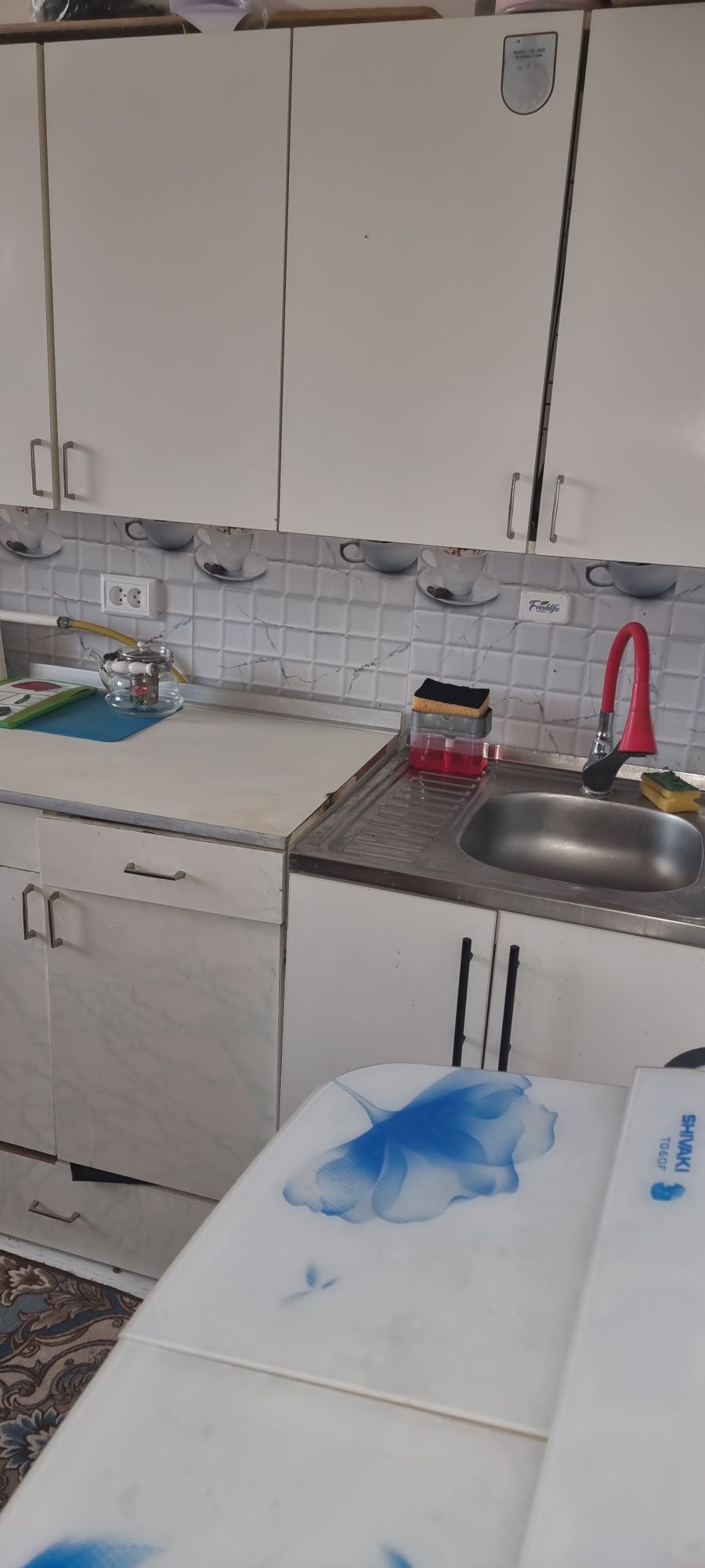 Продаётся 2х  комнатная квартира на первом этаже. В городе Зарафшан