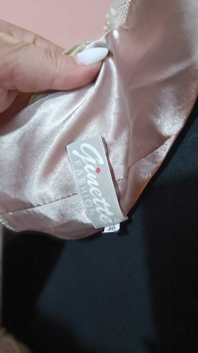 Rochie lungă elegantă din dantelă bej-champagne, cu decolteu în V