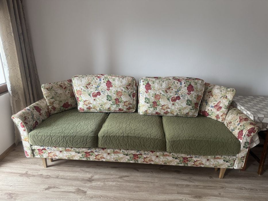 Цветен триместен диван