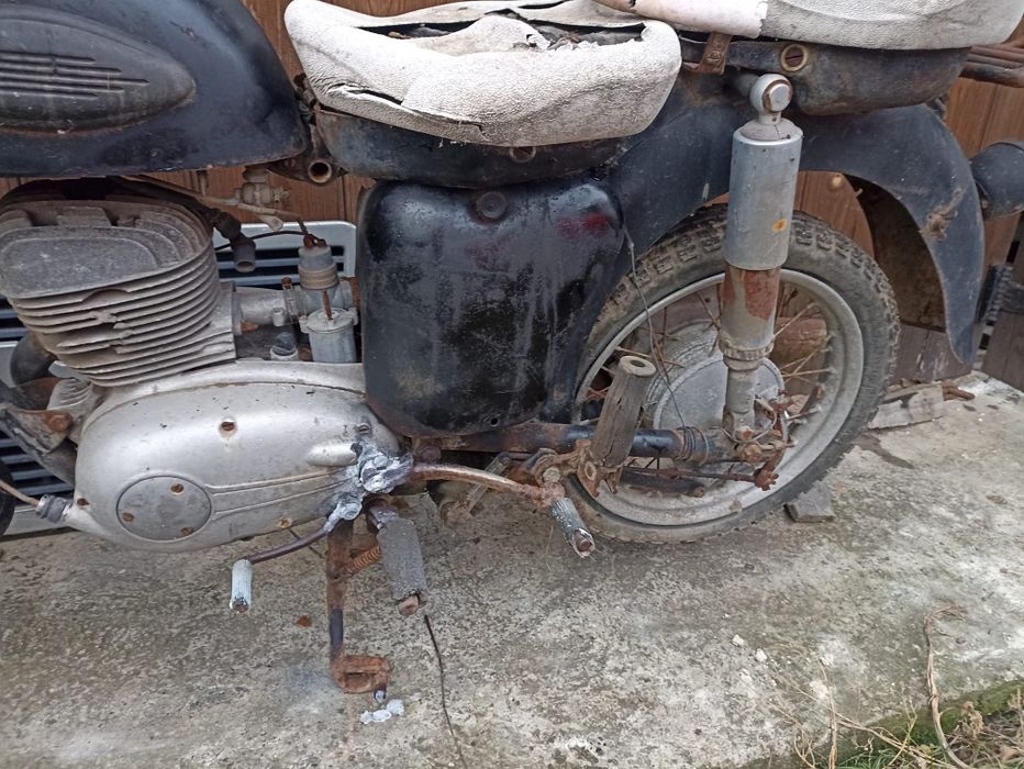 Motocicleta MZ 175 completa  fără acte motorul se învârte nu este bloc