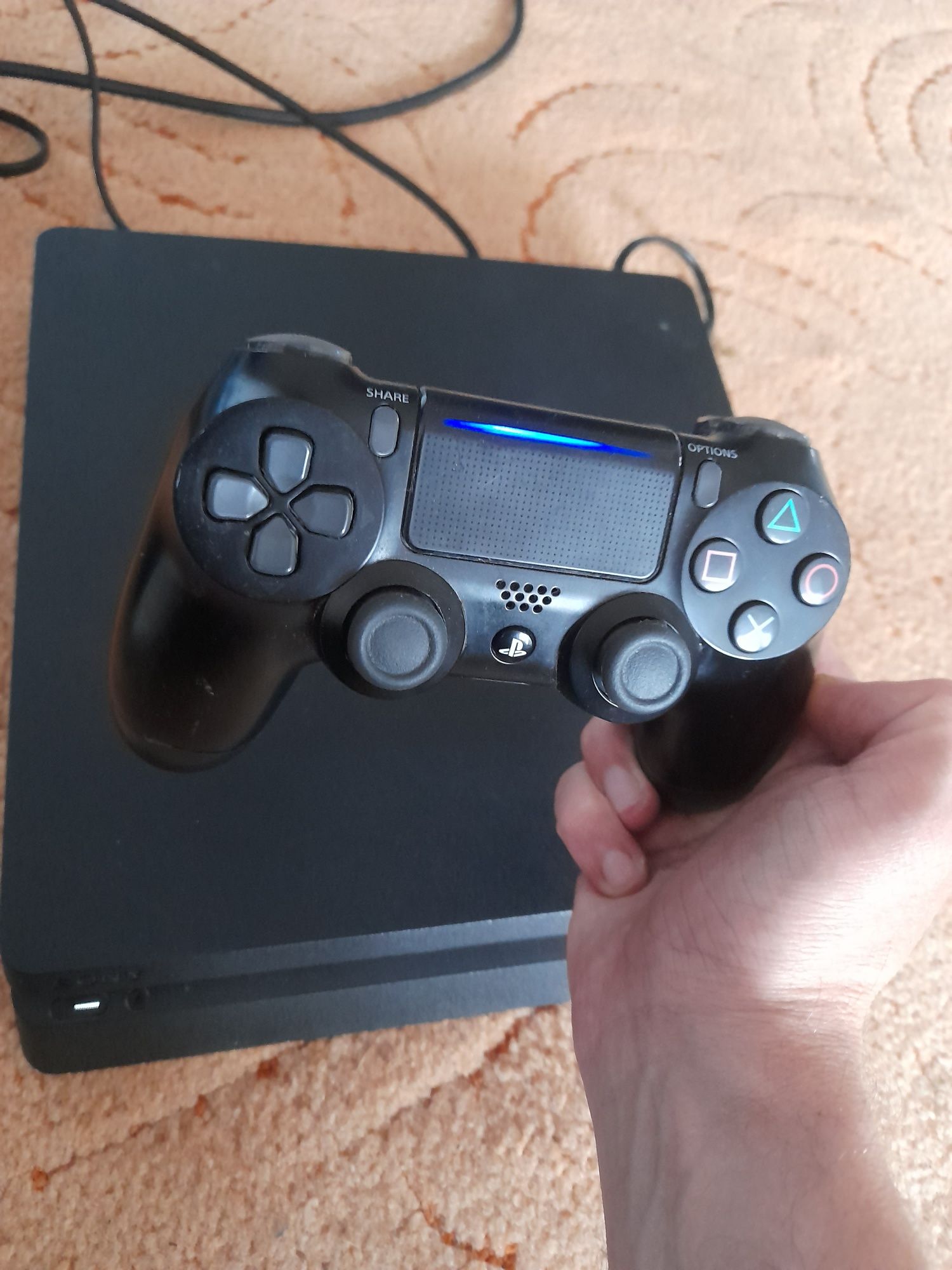 Playstation 4 Slim + controller v2