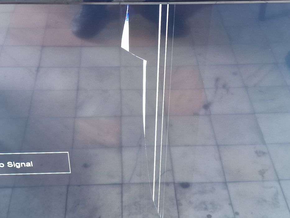 Vand televizor Vortex 122 cm display crapat
