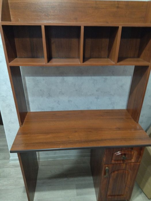 Письменный стол для школьника или студента