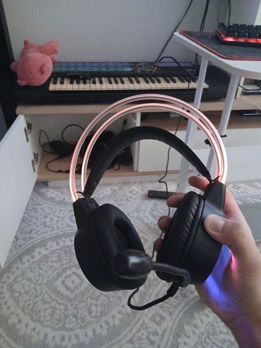 Продаю наушники звук роботает МИКРОФОН НЕ РОБОТАЕТ !!!