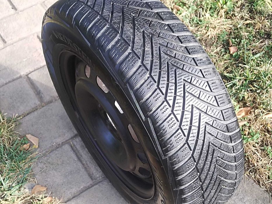 Vand cauciucuri de iarna cu jante de tabla 195 65 R15