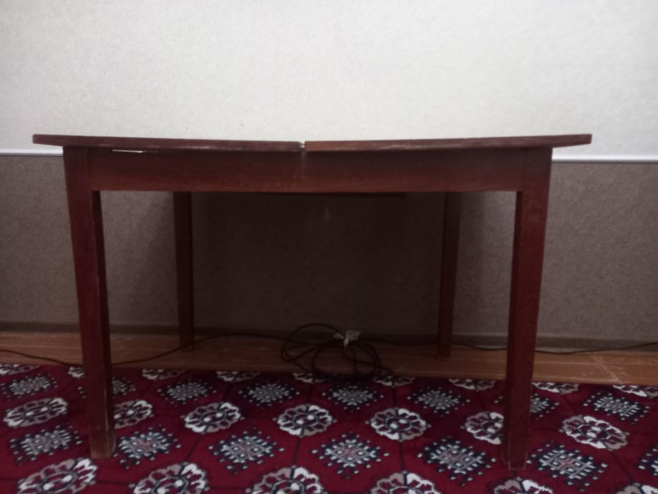 Продается полированный раздвижной  стол. Размер 1,2 м × 0,8.