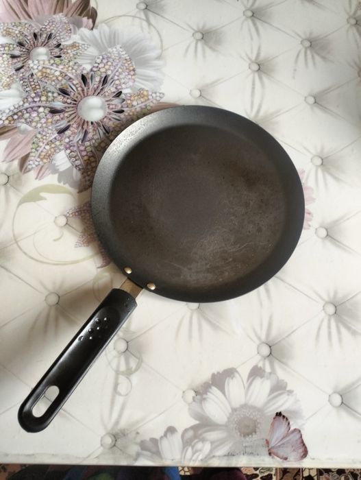 Продам блинницу  почти новую. В идеальном состояний.диаметр 22.