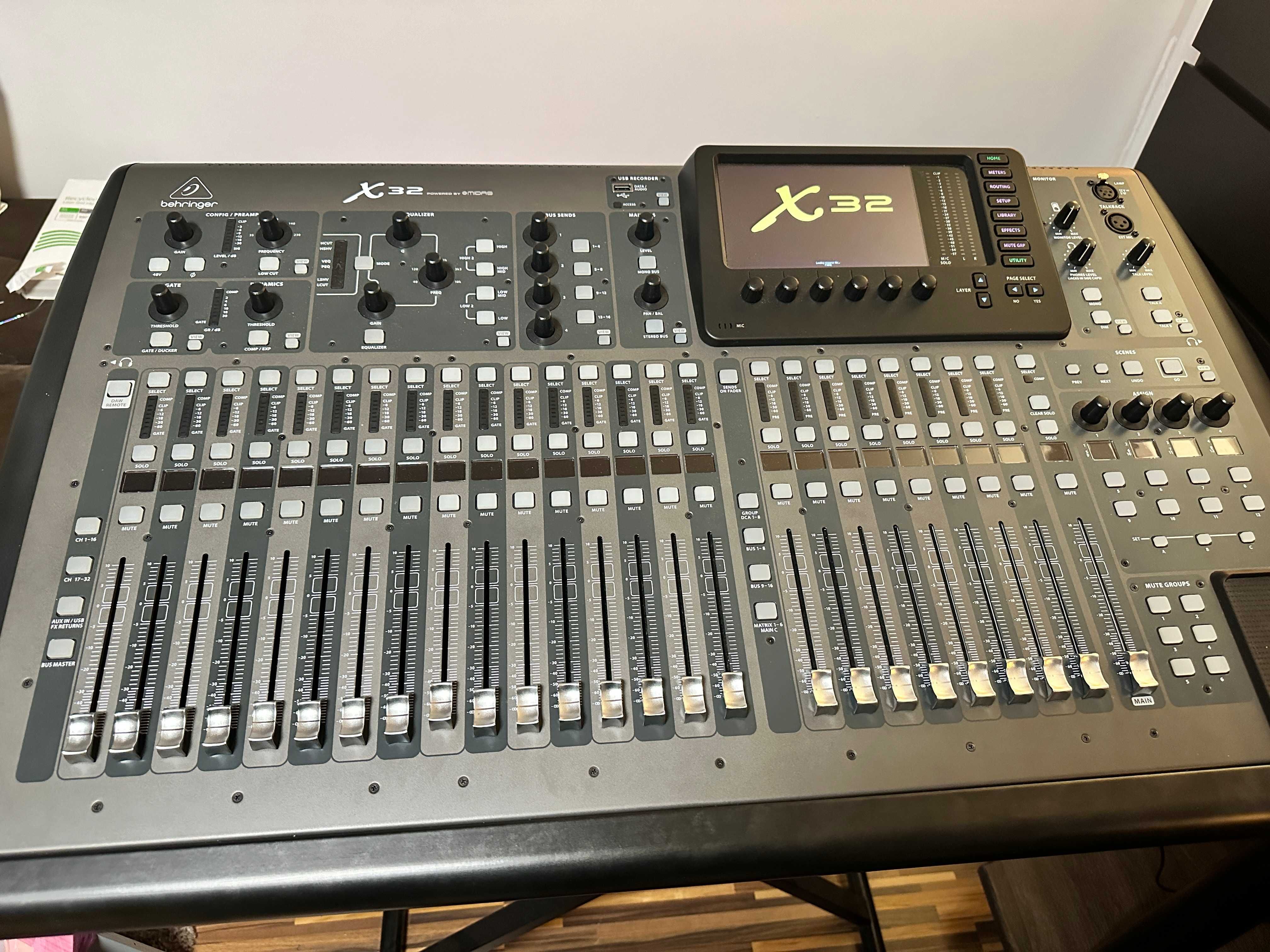 Behringer X32 full-frame + case transport Thomann