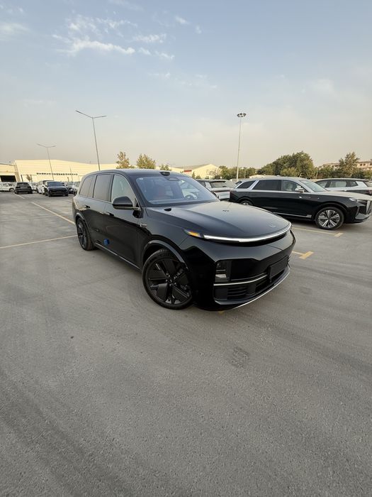 Lixiang Li 9 tra Restyling qoraga oranjeviy 2025-26 model