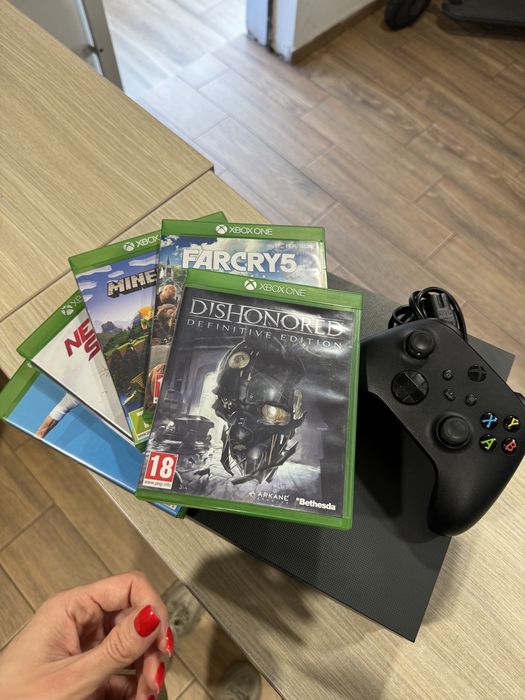 Consola Xbox One X 1TB NEGRU, 1 Maneta + Jocuri!!!