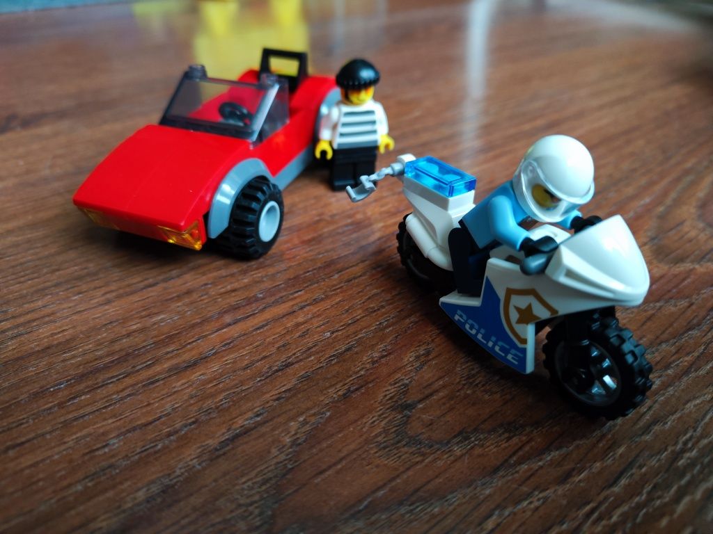 LEGO® City - Полицай на мотоциклет в преследване на кола
