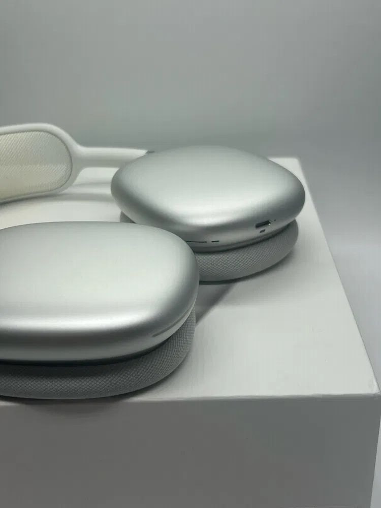 Apple AirPods MAX отворени само за снимки!