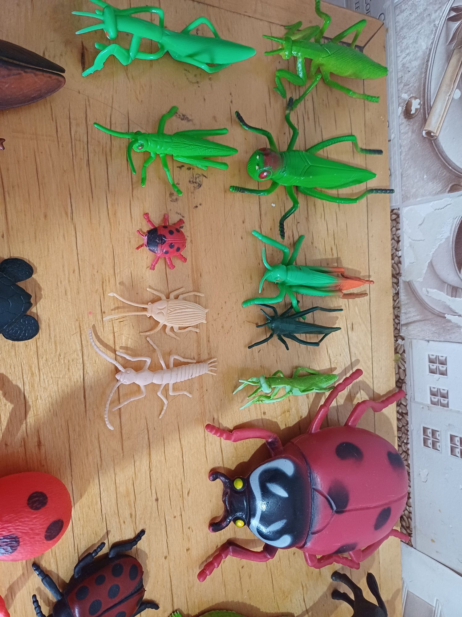 Игрушки животные и насекомые