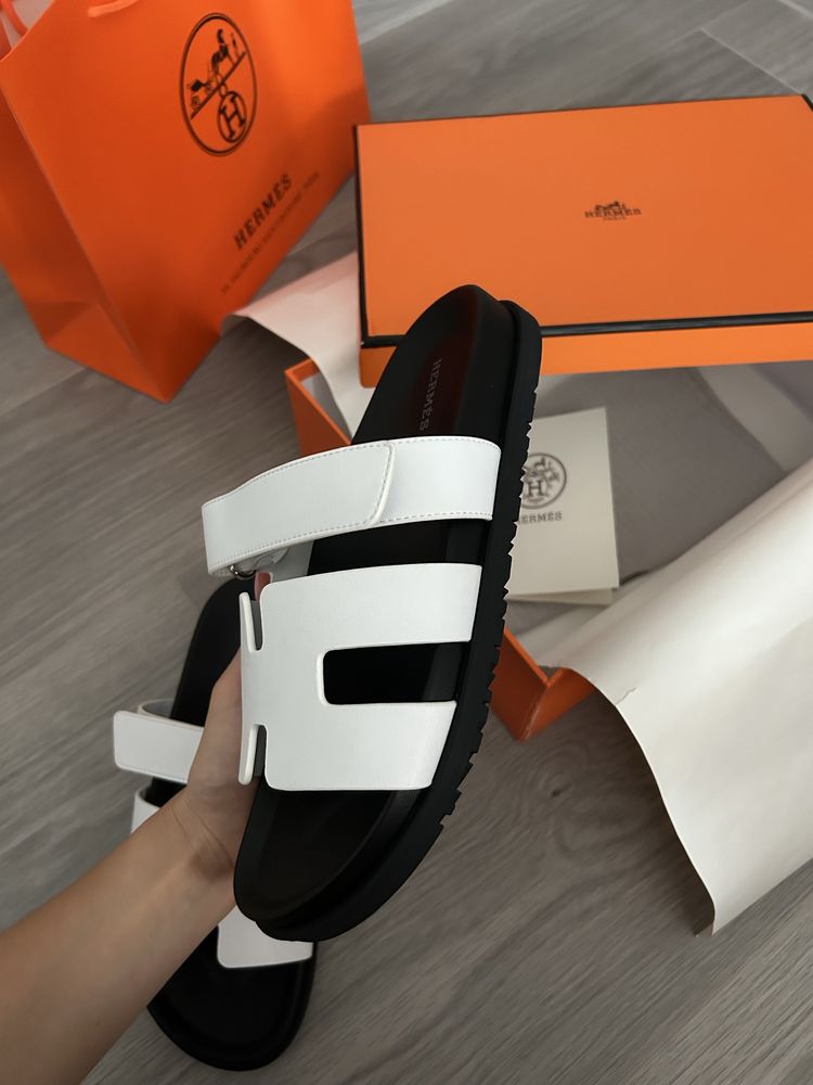 Hermès „Izmir“ в бяло и черно.