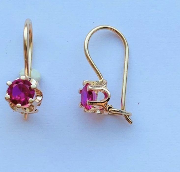 Продаю серьги золотые