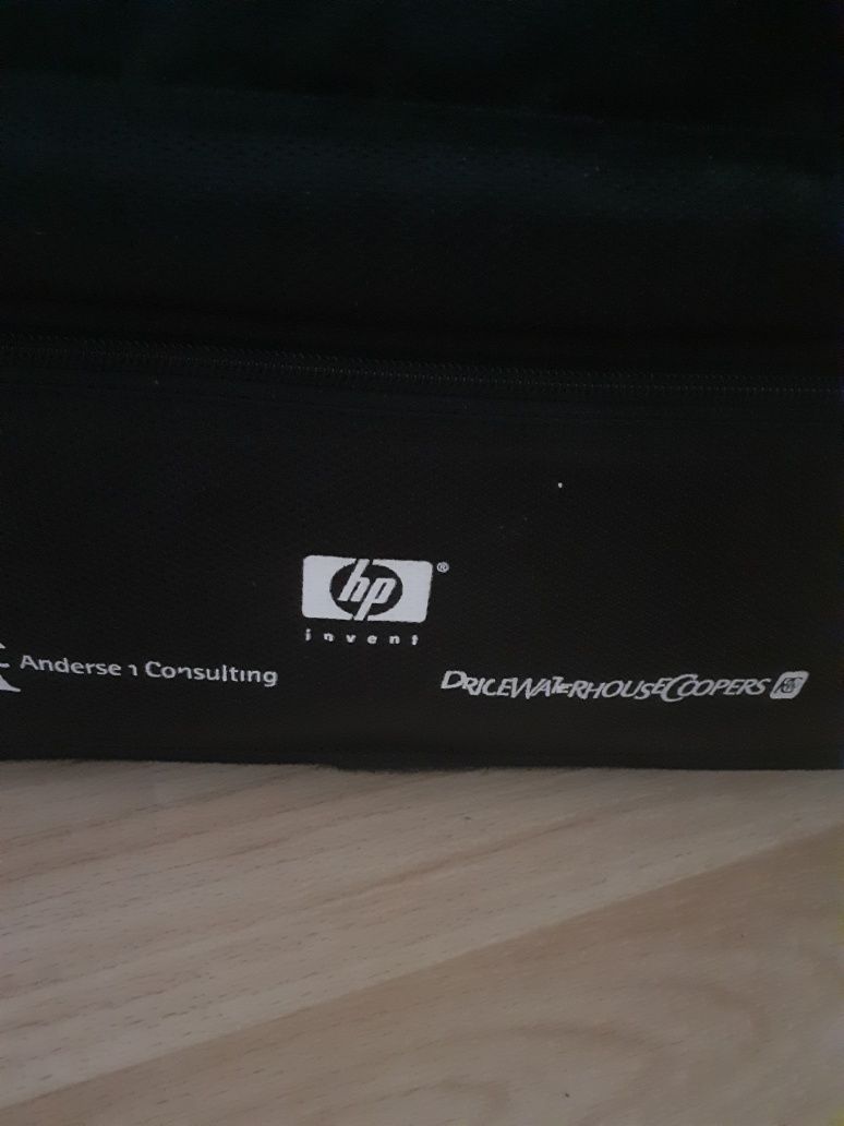 Vând geantă ptr.laptop marca HP,adusă personal din Uk.