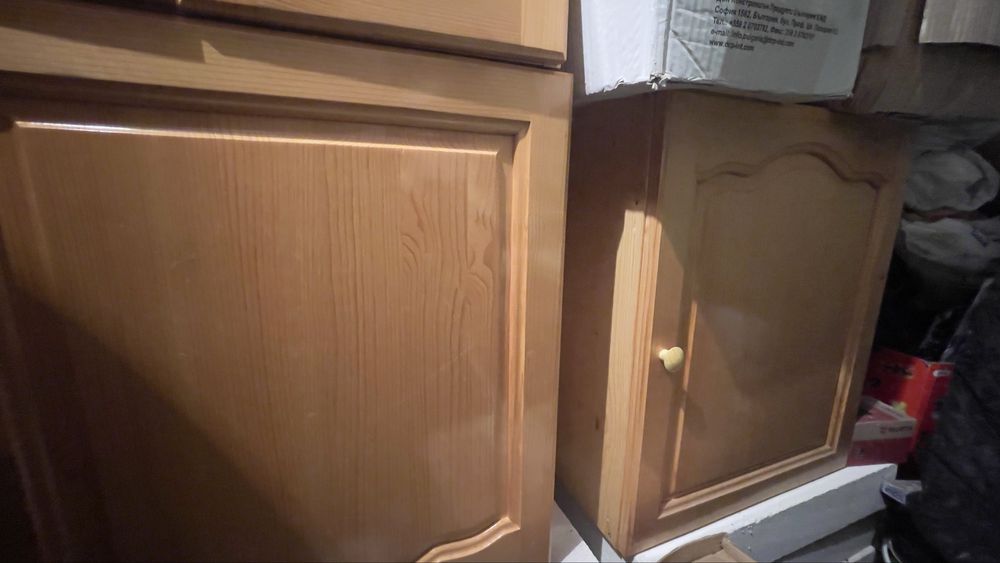 Шкаф от чам с термоплот със горен ред шкафчета.