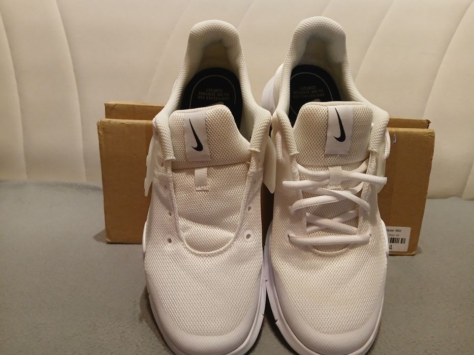 Adidași Nike arrow