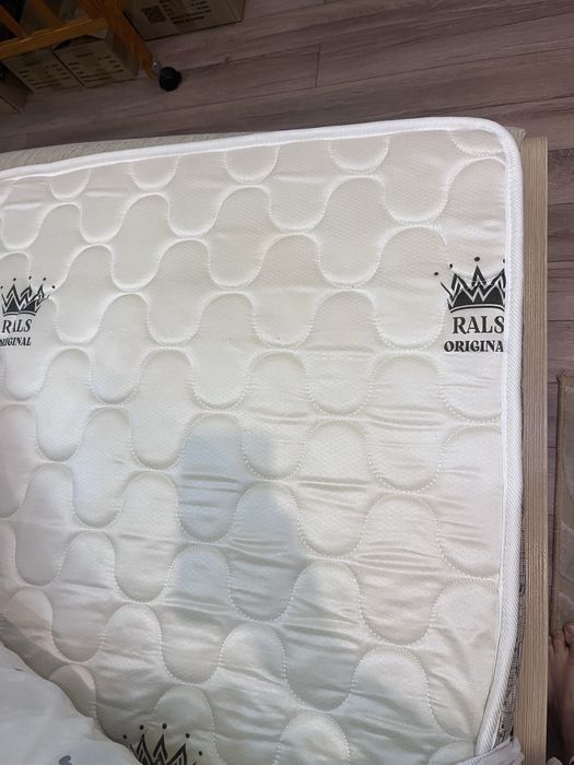 Матрац почти новый 180 на 200!