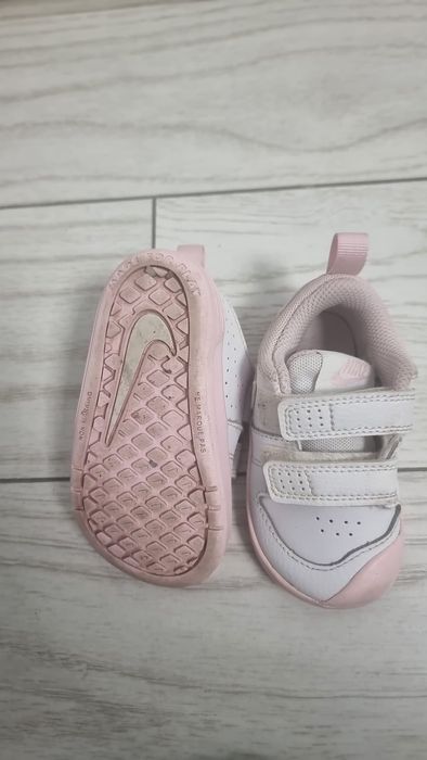 Adidași de fete alb cu roz Nike