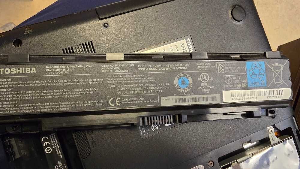 Vand laptop Toshiba Satellite C50 -A-11F pentru piese