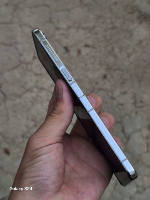 Samsung Galaxy Z Flip 5 300$