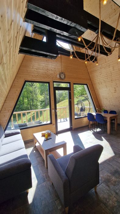 Cabane la marginea pădurii