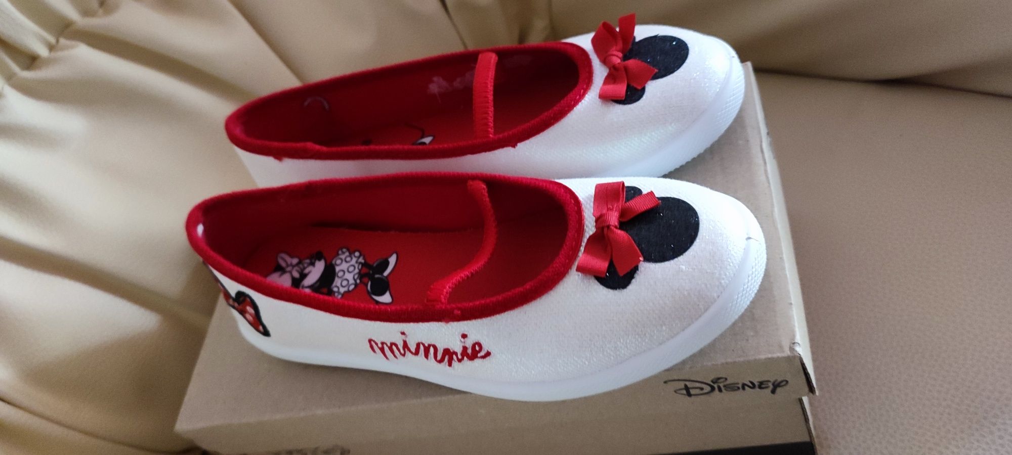 Pantofi sport noi Minnie Mouse mărimea 33