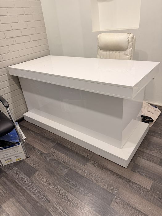 Столы офисные белые