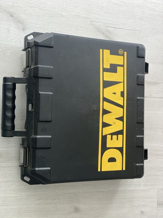 DEWALT bormasina 3 baterii si incarcator