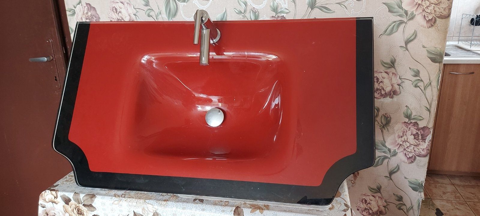 Стъклена мивка за баня