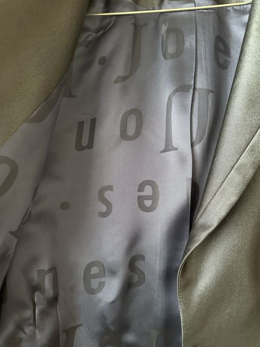 Делови тъмносин костюм на Jones Wien