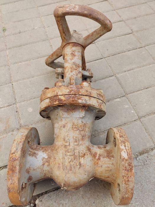 Продам чугунную задвижку на 50