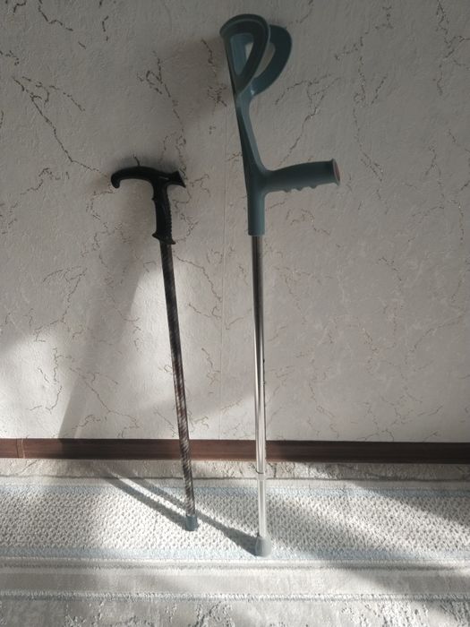 Регулируется по высоте. Костыли с подлокотником и устр