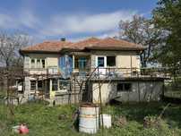 Тухлена къща с гараж и кладенец в село Ново Градище, област Велико Тъ