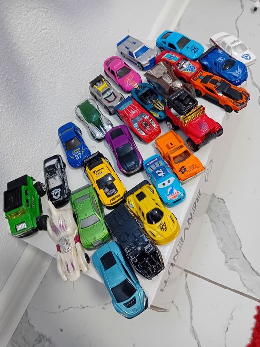 Lot masinute de jucarie din .plastic. Pret 100 lei fix