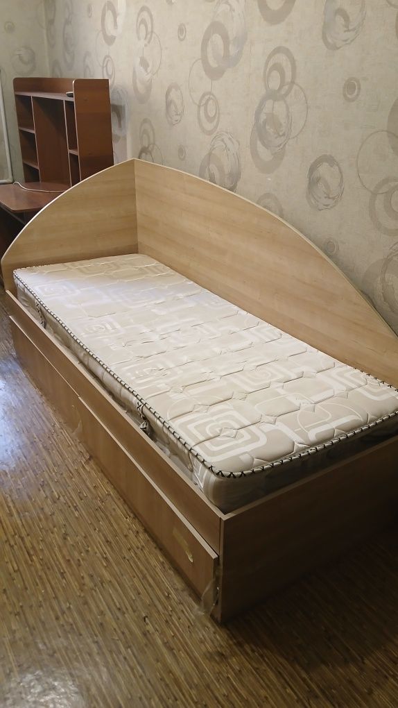 Продам две кровати с матрасами