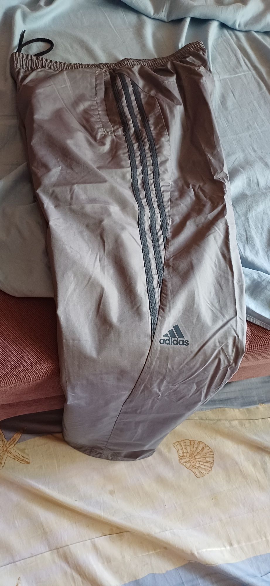 Vând pantaloni adidas